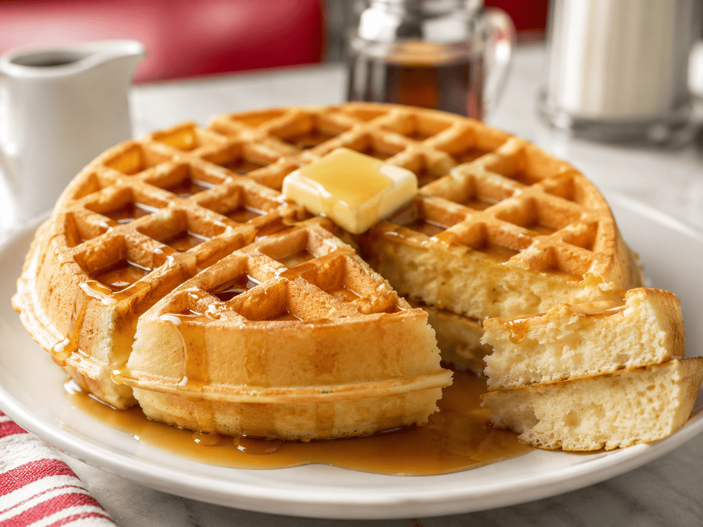 Fluffige Pancake Waffles mit Butter und Sirup